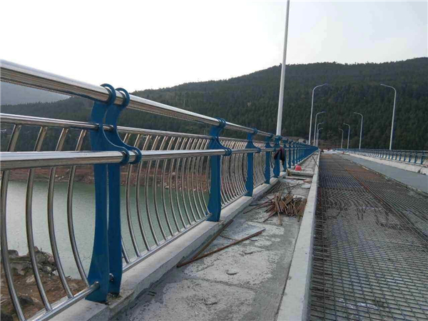 果洛不锈钢桥梁护栏的特点及其在桥梁安全中的重要作用