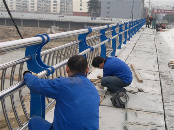 果洛不锈钢河道护栏的特性及其在城市景观中的应用