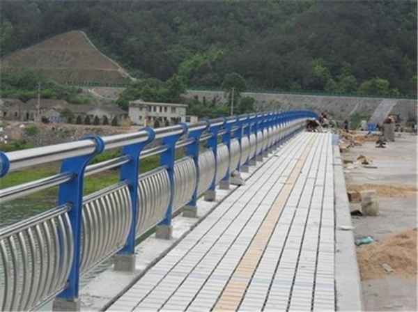 果洛不锈钢桥梁护栏是一种什么材质的护栏
